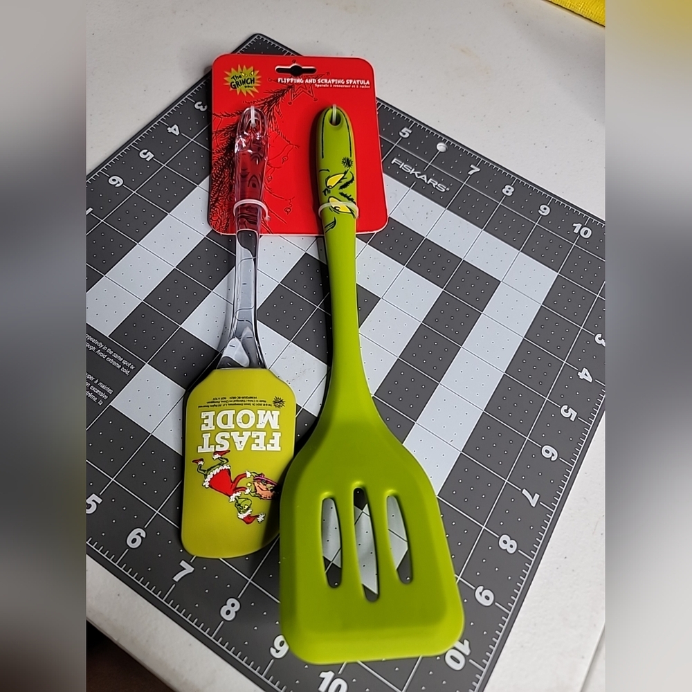 New With Tags THE GRINCH Flipper and spatula G8